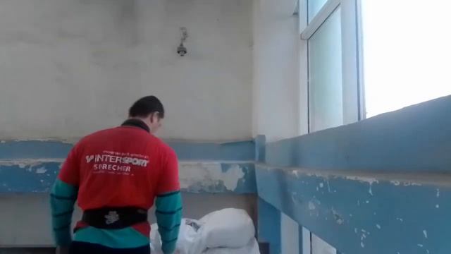 Грузчик закинул себе на плечо ДВА МЕШКА общий вес 100кг