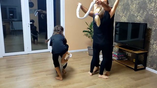 Развлекаемся с семьей. Веселая игра для компании 🤣🤣🤣