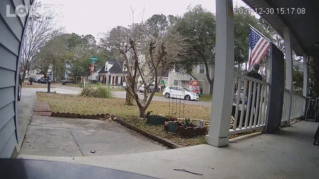 Пришлось одеть маску. Просто травят какой то химией.На Рокки не одеть конечно.