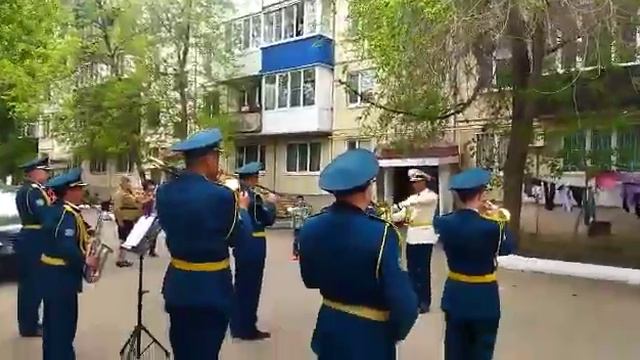 Гвардейцы-музыканты сыграли мелодии военных лет под окнами ветеранов ВОВ в Уральске, часть 2