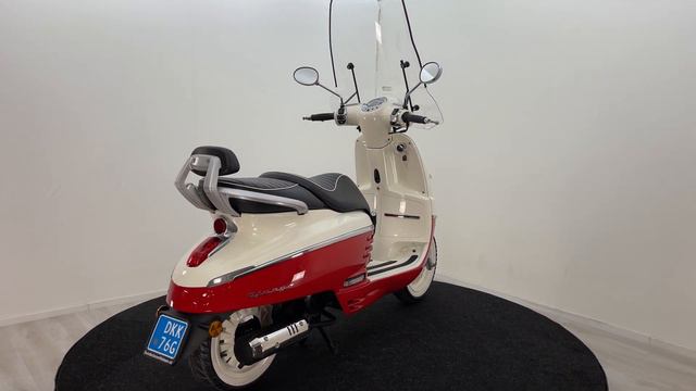 Peugeot Django Rood Wit 25km Bj: 2017 7000 Km Tweedehands Snorscooter Bij Sunder Bromfietsen
