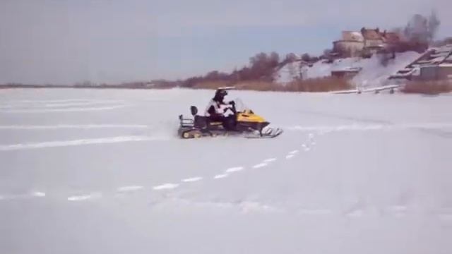 снегоход боком