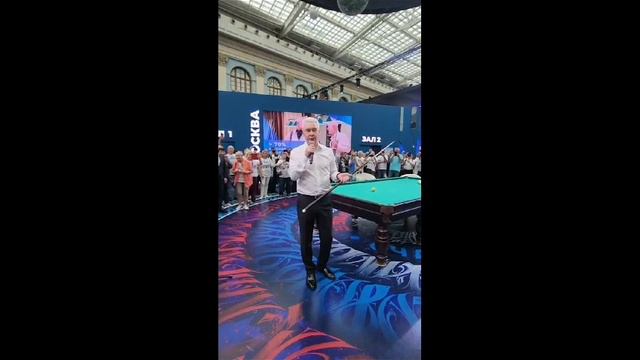 Собянин бильярд забивает с разбоя.