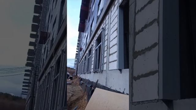 Сложный монтаж окон, с выносом наружу. Вместо бетона и откосов, металл, толщиной 6 мм. Такого за
