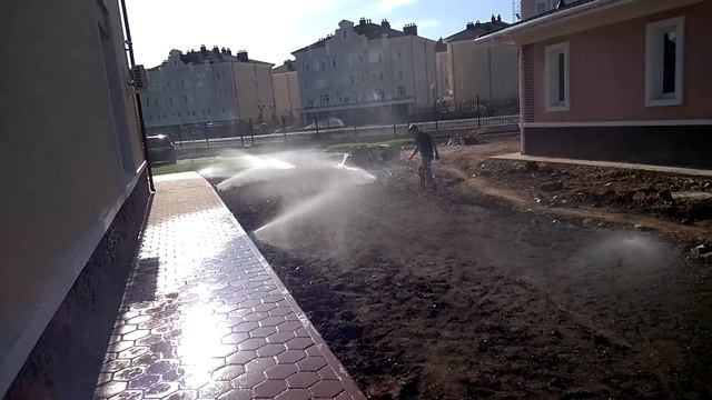 Работа поливочной системы.Полив газона