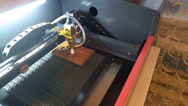 Гравировка на обложке для паспорта, символика ВДВ. Натуральная кожа.