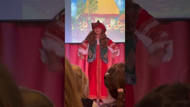 Мария Горбань показала, как ее дочь выступает на школьном утренника