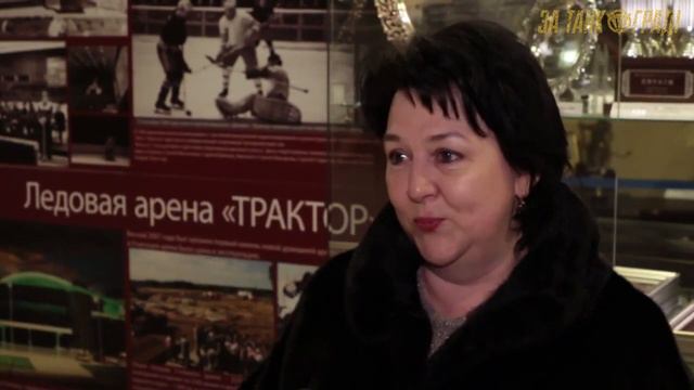 Алексей Текслер подарил школьникам клюшку и краги