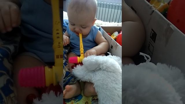 Малыш пробует игрушки на вкус