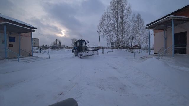 Еду на снегоходе за трактором! Все задуло. МТЗ-82.1 чистим дороги.