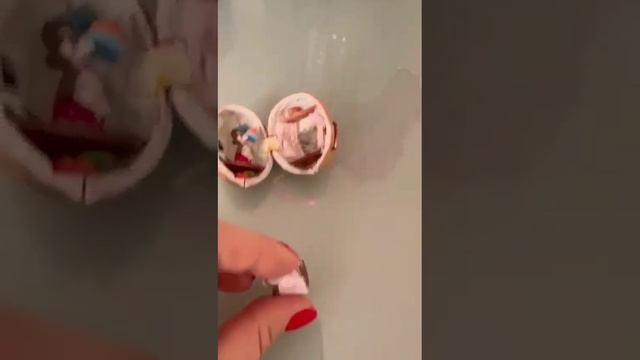 Миниатюра в грецком орехе.