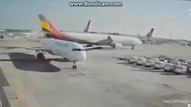 В аэропорту Стамбула столкнулись два самолета