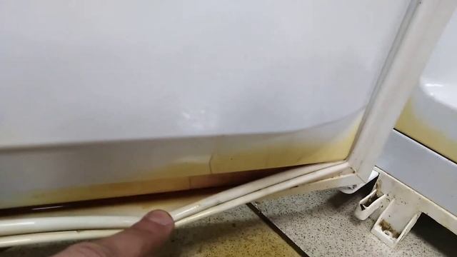 Холодильник Воняет.