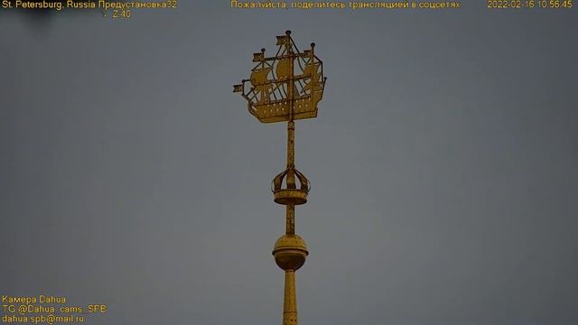 Зимний день снег в Санкт-Петербурге Петроградская набережная, крейсер Аврора, река Нева