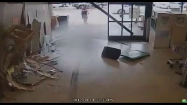 Шальная бабка за рулём !