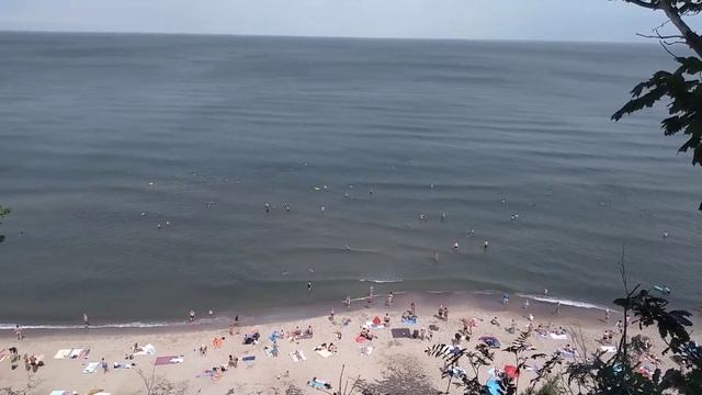 Пляж Светлогорска в рабочий день 9.07.22 с откоса