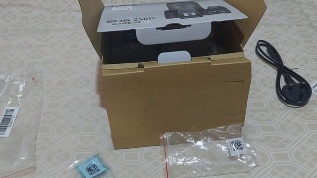 Canon EOS 250D Unboxing