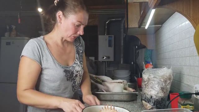 Пришла в охоту,но не та!Растащила козлов.Рублю петухов- себя жалко.