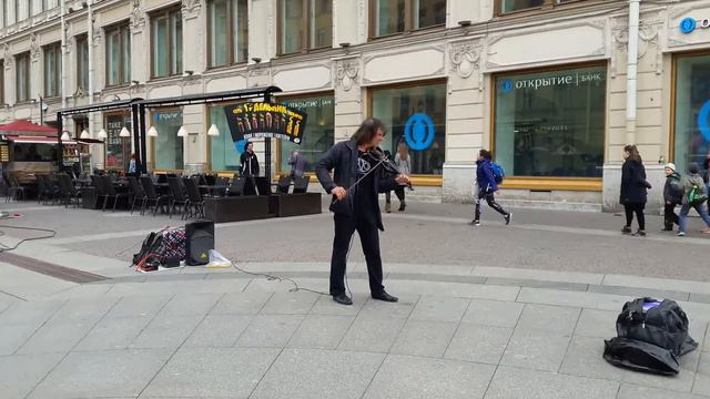 Виртуозный уличный музыкант!