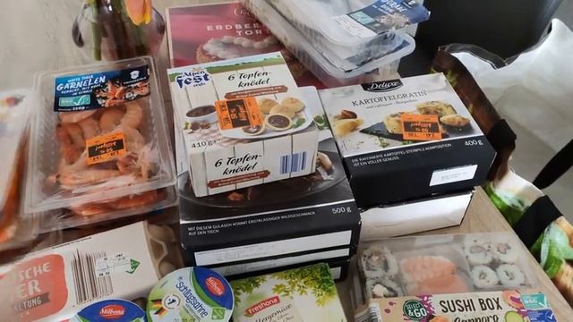 Купили деликатесы к праздникам. Креветки,оленина,рыба в Германии. Босиком в снег.Умные часы Mi Band