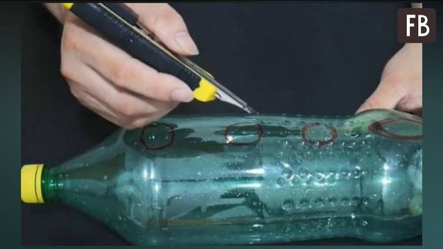 Вырезаю в пластиковой бутылке несколько отверстий и вкручиваю в них крышечки: получается удобное