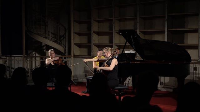 Trio Artio. Johannes Maria Staud: 10 Miniaturen Für Violine, Violoncello Und Klavier (2007)