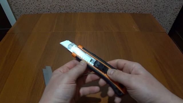 Канцелярский - строительный  нож с тремя лезвиями.