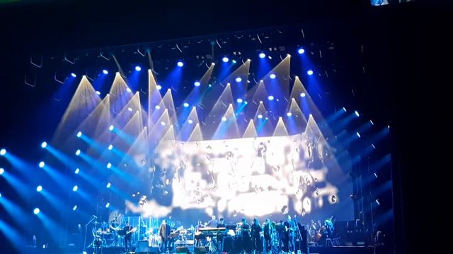 Концерт памяти В.Цоя в Кремле. Баста поёт песню 