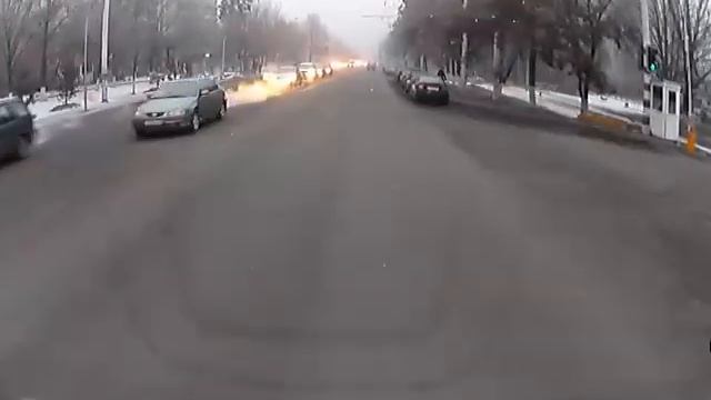 Алматы. Мерс подставляется 20150114 0840