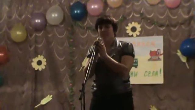 Девушка красиво поет песню.