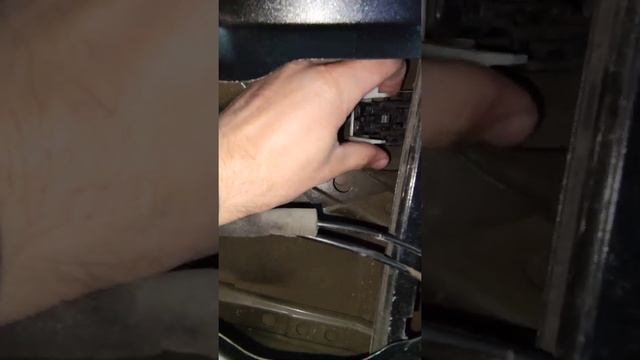 Ремонт дверей: снятие обшивки и замена ручек