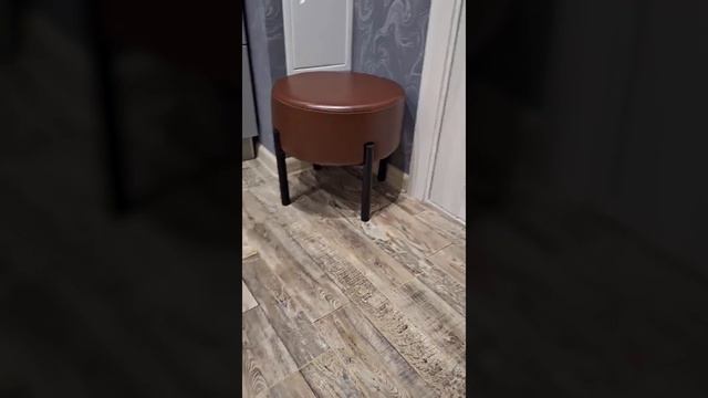 Коричневый чёрные ножки