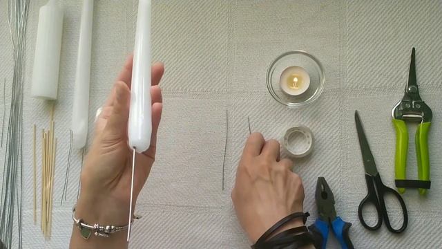 Подготовка свечи перед составлением композиции на оазисе (пиафлоре)