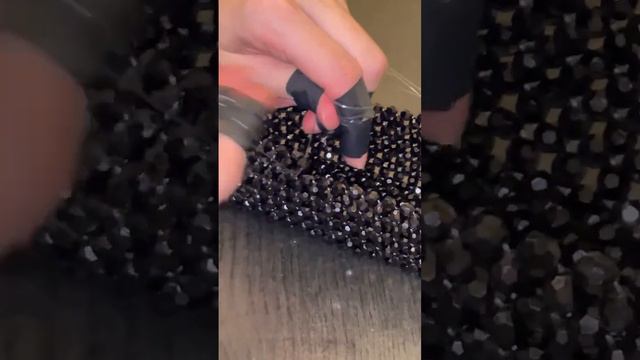 Як зробити чорну сумку з намистин/Создание черной сумочки из бусин