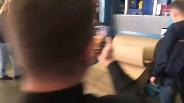 Как работает гильотина? Разрезаем рулон картона весом 700 кг.