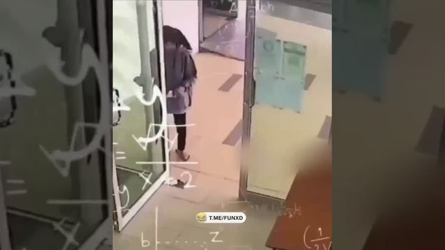 Видишь дверь???