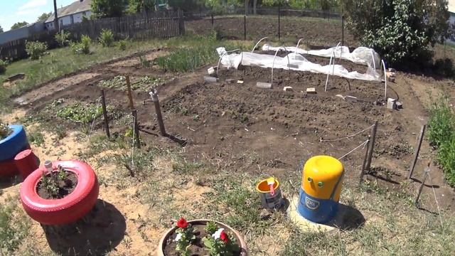 УСТАНОВИЛИ САДОВЫЕ ФИГУРКИ РУЧНОЙ РАБОТЫ В ДЕРЕВЕНСКОМ ОГОРОДЕ !!!