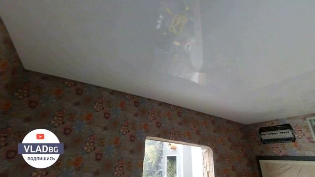 Натяжной потолок и световые линии в коридоре