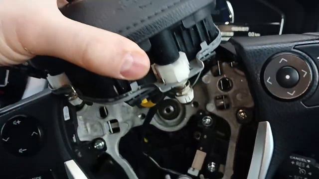 Установка Круиз-контроль на Тойота Королла Филдер гибрид 2017, особенности снятие подушки.