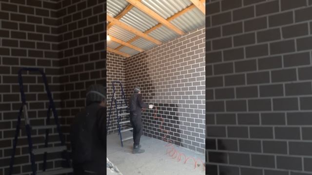 Нанесение финишного лака на стену