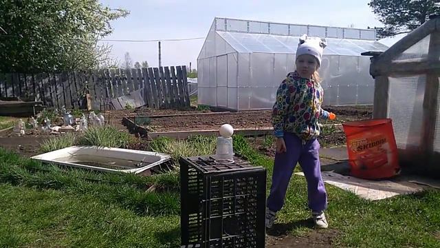 Лиза учится играть в бейсбол