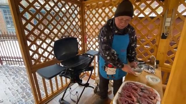 Газовый гриль Weber Q2200. Приготовление сазана