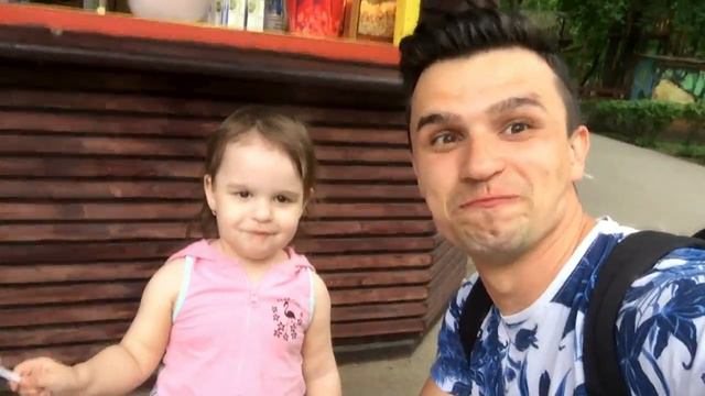 Круто отдохнули в парке. Даник прыгал на горках. Кушали Сахарную вату.