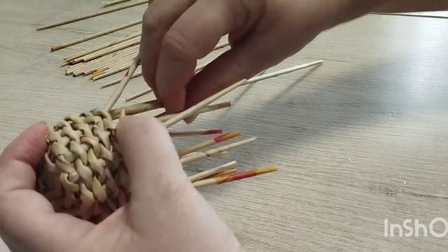 Кукла Подставка для салфеток плетение из газетной бумаги поделки своими руками