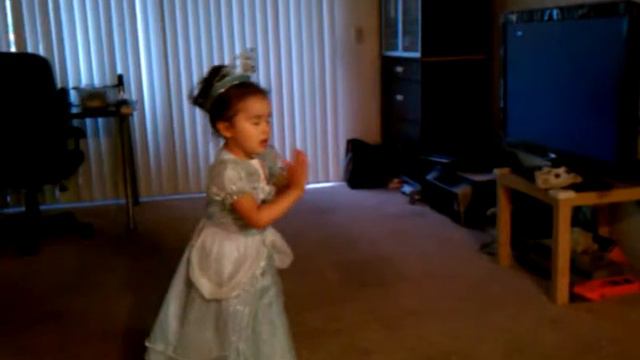 Dana quiere ser cenicienta en halloween