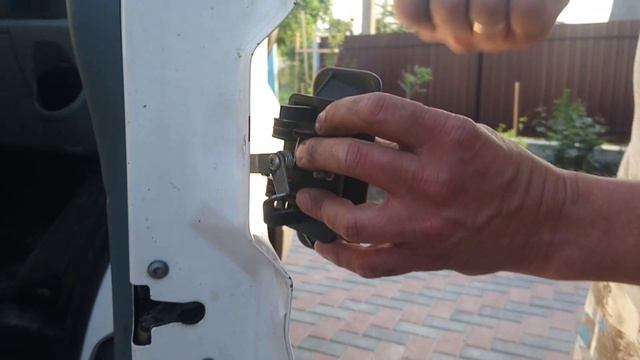 Ремонт дверей: снятие обшивки и замена ручек