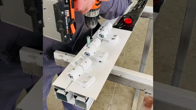 Установка петли Liora Fapim с применением сверлильного станка