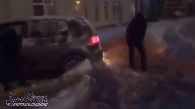 Из снега выкапывают свои машины жители Ростова