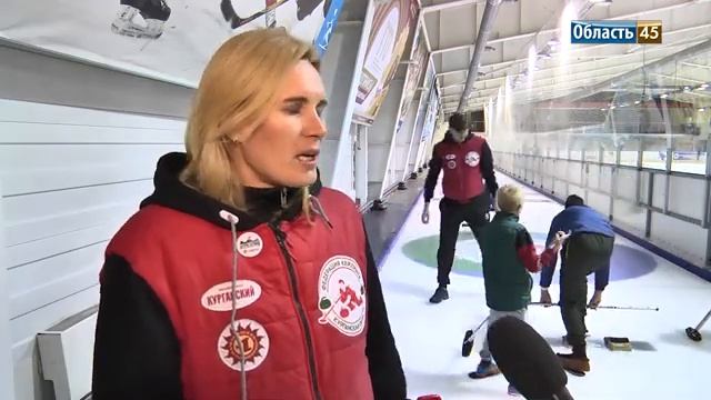 В курганской ледовой арене появилась профессиональная дорожка для кёрлинга