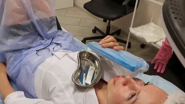 АирисКом студенты учатся: филлеры, биоревитализация. Нанесение разметки перед введением препарата.